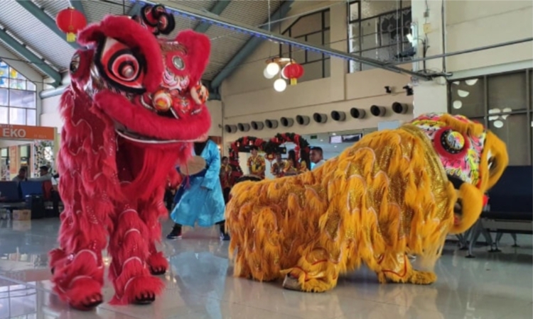 Atraksi Budaya Barongsai Hibur Penumpang di Bandara Sam Ratulangi