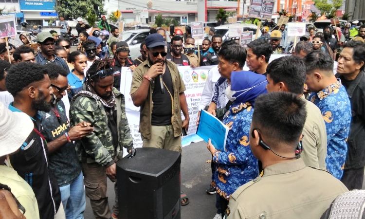 Demonstrasi Papua di Makassar Desak Presiden Usut Dugaan Pelanggaran HAM, 10 Warga Sipil Tewas di Kemburu