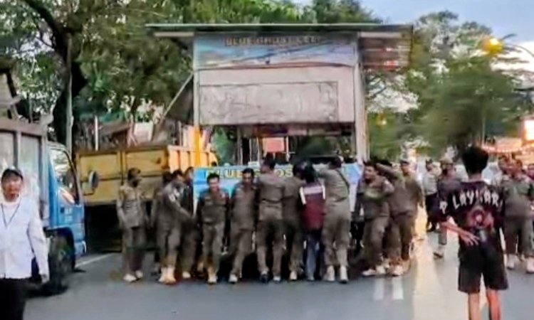 Pemkot Makassar Bongkar 178 Lapak PKL di Mariso, Ada yang Berdiri Sejak Era 70 an