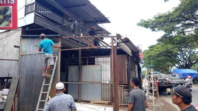 Warga Tamalanrea Bongkar 6 Lapak di Atas Drainase Tanpa Paksaan