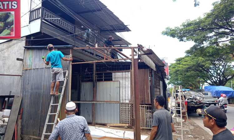 Warga Tamalanrea Bongkar 6 Lapak di Atas Drainase Tanpa Paksaan